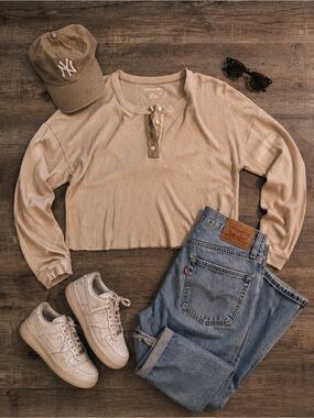 American Eagle Outfitters Light Beige Ribbed Henley Crop Long Sleeve